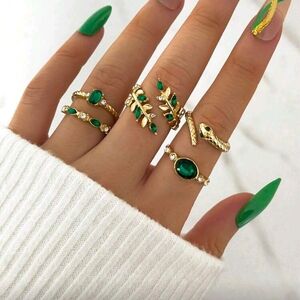 Nwot 5pcs Elegant Gold and Green Decor Ring Set